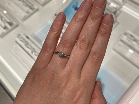 【CAFERING(カフェリング)の口コミ】 真ん中にダイヤモンド、サイドには斜めにダイヤが入ったデザインのもので…