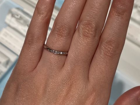 【CAFERING(カフェリング)の口コミ】 斜めにラインの入った結婚指輪です。
ラインでダイヤが入っているのでシン…