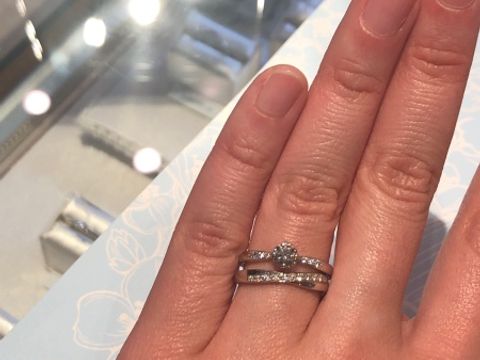【ヴァンドーム青山(VENDOME AOYAMA)の口コミ】 婚約指輪は中央のダイヤが目立つように、横が細くなっているデザインです…