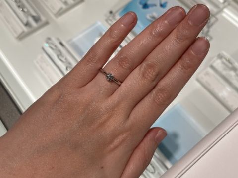 【CAFERING(カフェリング)の口コミ】 デザインはシンプルな一粒ダイヤです。婚約指輪といえばまずイメージする…