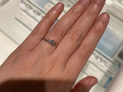 【CAFERING(カフェリング)の口コミ】 リングはウェーブ型で、真ん中にダイヤモンド、左側のみにメレダイヤがあ…