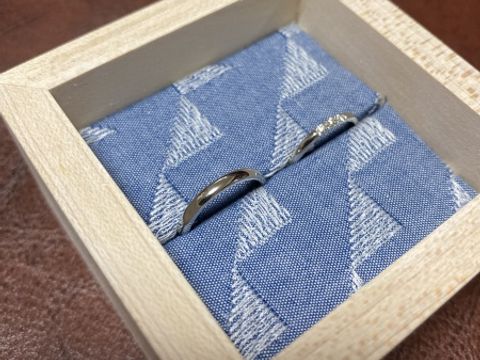 【Flowaves(フロウェーブス)の口コミ】 婚約指輪がストレートなのでストレートタイプで少しダイヤが入っているも…