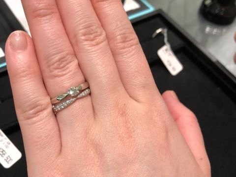 【ティファニー(Tiffany & Co.)の口コミ】 とても可愛いデザインです。
真ん中がきゅっと締まっているデザインなので…