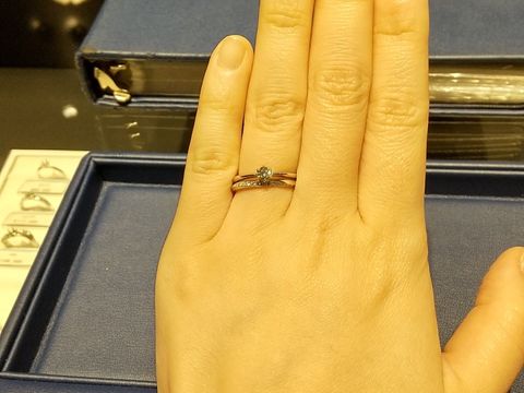 【銀座ダイヤモンドシライシの口コミ】 婚約指輪と結婚指輪を一緒につけたかったので、セットリングを探していま…