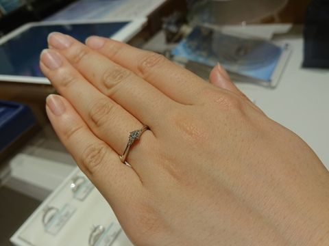 【ラザール ダイヤモンド(LAZARE DIAMOND)の口コミ】 【指輪のデザインについて】もともとそこまで目立たないデザインを探して…