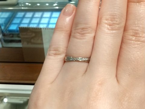 【WATANABE / 卸商社直営　渡辺の口コミ】 婚約指輪はシンプルなものが良いので、結婚指輪はエタニティタイプの物を…
