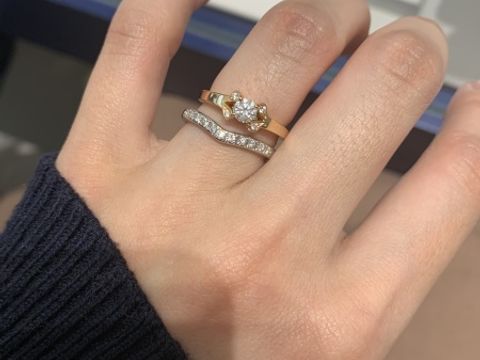 【銀座ダイヤモンドシライシの口コミ】 いただいた婚約指輪と重ね付けをしたいと思っていたので、Vラインのリング…