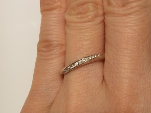 【4℃ BRIDAL(ヨンドシーブライダル)の口コミ】 いくつか試着して、飽きずにつけられそうなダイヤのラインが入っているデ…