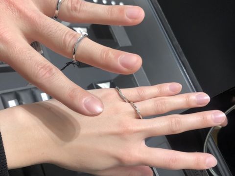 【エクセルコダイヤモンド(EXELCO DIAMOND)の口コミ】 シンプルすぎず華やかすぎない、さりげないダイヤがきれいに輝いている指…