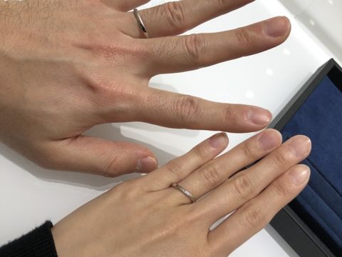 【4℃ BRIDAL(ヨンドシーブライダル)の口コミ】 派手過ぎずシンプルすぎない、プラチナの真ん中にダイヤがさりげなく乗っ…