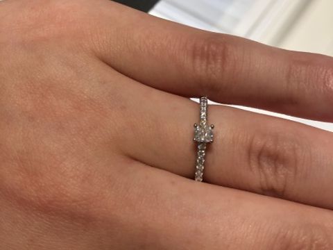 【ティファニー(Tiffany & Co.)の口コミ】 プリンセスカットがとても凛としていて一目惚れしました。彼もこの指輪が1…