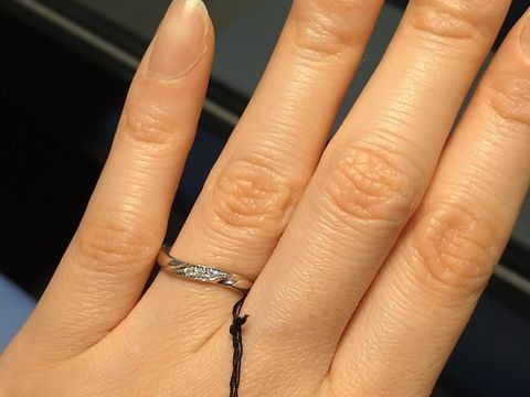 【エクセルコダイヤモンド(EXELCO DIAMOND)の口コミ】 2.5ミリ幅で小さなダイヤが3〜5石程度着いたものを希望していたので条件に…