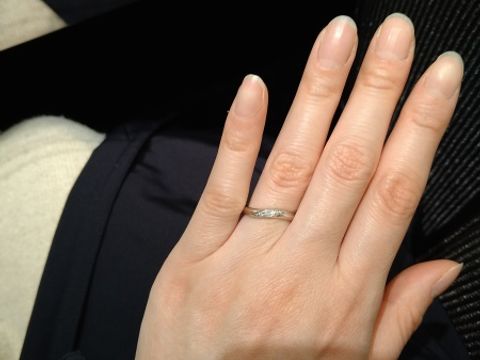 【ラザール ダイヤモンド(LAZARE DIAMOND)の口コミ】 ゆるやかなウェーブに小さなダイヤが3石、斜めについてます。
オーソドッ…