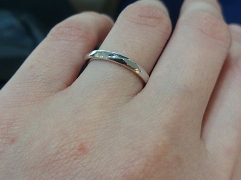 【宝寿堂(ほうじゅどう)の口コミ】 一枚目はファセットリング。ダイヤは付いていませんが、カット面が反射し…