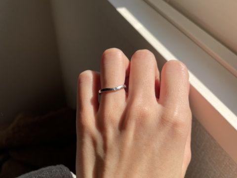 【カルティエ(Cartier)の口コミ】 まず、つけた時に突っかかりがなく、疲れないこと。
指輪の厚さがあまりな…