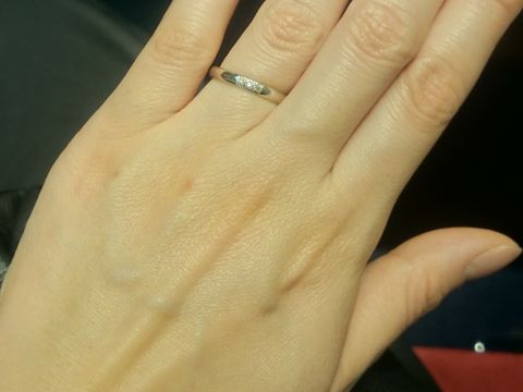 【銀座ダイヤモンドシライシの口コミ】 一枚目で着用しているダイヤ3石の指輪は幅も2.5ミリあるので華奢すぎずゴ…