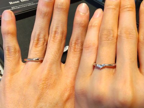 【エクセルコダイヤモンド(EXELCO DIAMOND)の口コミ】 デザイン
男性用は、シンプルなストレートに真ん中の部分は黒ダイヤが埋め…