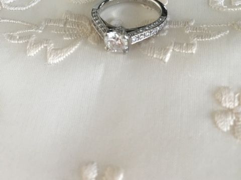 【ギンザタナカブライダル(GINZA TANAKA BRIDAL)の口コミ】 主人とともに見に行き、両サイドにもダイヤが入っているデザインが希望で…