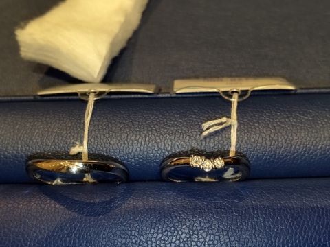 【銀座ダイヤモンドシライシの口コミ】 女性用は３つダイヤが流れ星のようにつけられており、
中心部のみウェーブ…