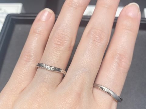 【銀座ダイヤモンドシライシの口コミ】 ウェーブのフォルムにダイヤモンドが美しく、とてもエレガントな指輪でし…