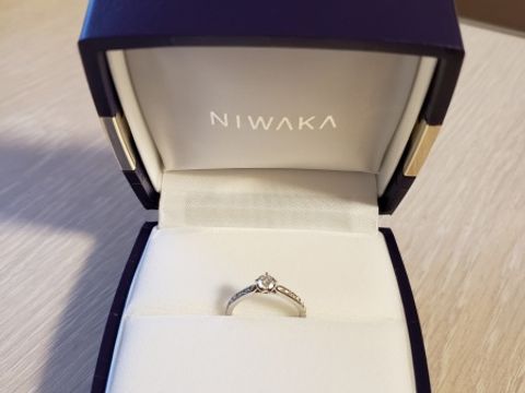 【俄(にわか)の口コミ】 デザインに一目惚れしました。
他のブランドも見てから決めようと他のお店…