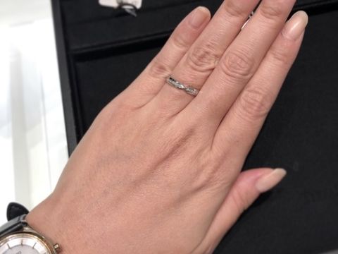 【ティファニー(Tiffany & Co.)の口コミ】 V型のディテールのあるバンドリングにダイヤモンドが一周ぐるりとセッティ…