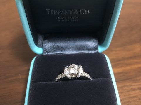 【ティファニー(Tiffany & Co.)の口コミ】 デザインが上品でかわいいの一言に尽きます。よくある一粒タイプのデザイ…