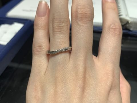 【銀座ダイヤモンドシライシの口コミ】 デザインと品質が良いと思い購入しました。細身でシンプルだけど、ダイヤ…