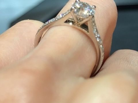 【ヴァン クリーフ＆アーペル(Van Cleef & Arpels)の口コミ】 さすが外資系、好みのボリュームのあるリング部分がダイヤモンドの大きさ…