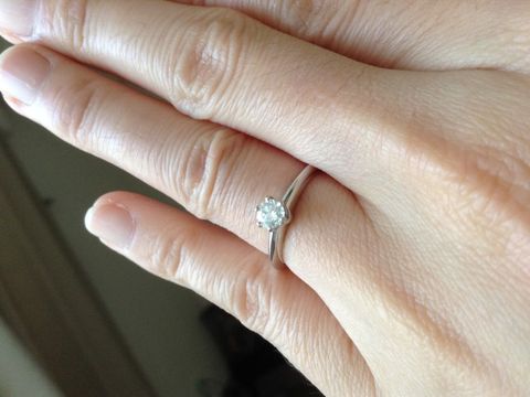 【ティファニー(Tiffany & Co.)の口コミ】 主人のサプライズプロポーズだったので私が選んだ訳では無いのですが、婚…