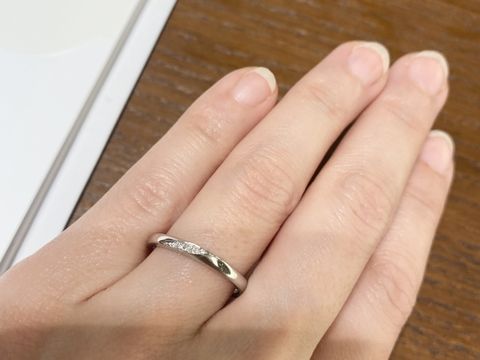 【TRECENTI(トレセンテ)の口コミ】 ストレートタイプの指輪ですが、流れるようにダイヤがあしらってあります…