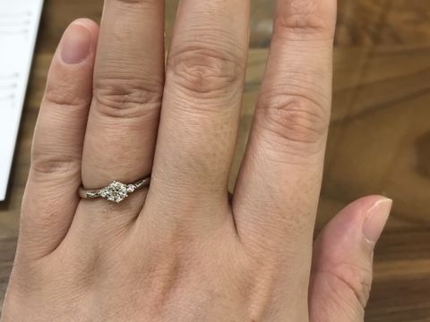 【4℃ BRIDAL(ヨンドシーブライダル)の口コミ】 3石のダイヤがあって、ダイヤの左右が少し捻れているデザインが欲しかった…