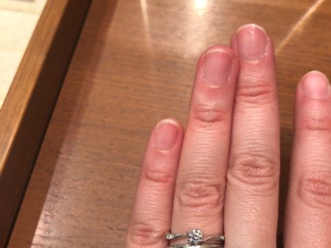 【TRECENTI(トレセンテ)の口コミ】 婚約指輪は、中央ダイヤが目立つもので、横にメレが流れてるもので探して…
