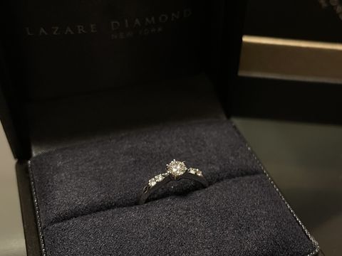 【ラザール ダイヤモンド(LAZARE DIAMOND)の口コミ】 色々試着させていただきましたが、メインのダイヤのサイドにもダイヤが散…