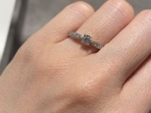 【ティファニー(Tiffany & Co.)の口コミ】 センターのダイヤモンドに向けて細くなっているオシャレなデザインです。
…