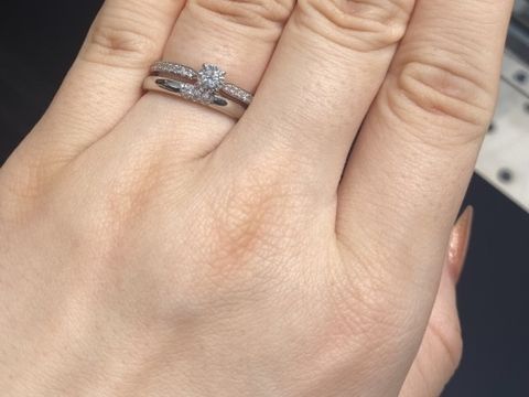【ラザール ダイヤモンド(LAZARE DIAMOND)の口コミ】 エタニティの婚約指輪で探していました。単体でつけてもすごく素敵でした…