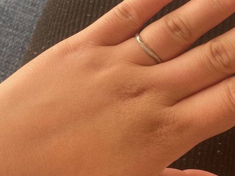 【festaria bijou SOPHIA(フェスタリア ビジュソフィア)の口コミ】 婚約指輪にあうでデザインのものにしました。
日常使いできるようにあまり…