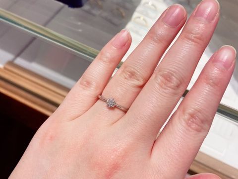 【銀座ダイヤモンドシライシの口コミ】 最初はウェーブタイプのリングを探していましたが、いざ試着してみるとし…
