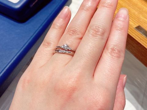 【銀座ダイヤモンドシライシの口コミ】 マリッジリングは斜めのラインが入ったストレートタイプのものを探してい…