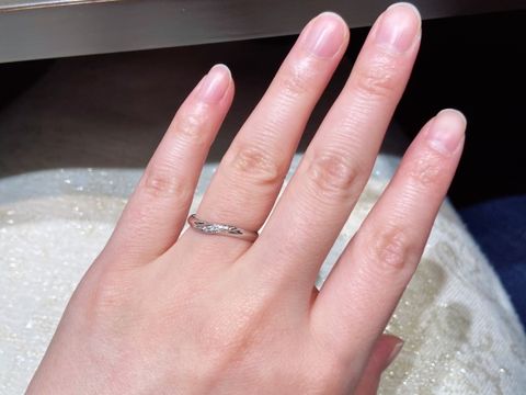 【アイプリモ(I-PRIMO)の口コミ】 とにかく指輪の種類が多く、たくさん試着した中でウェーブタイプで斜めに…