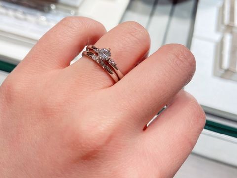 【アイプリモ(I-PRIMO)の口コミ】 結婚指輪との重ね付けを想定していたので、婚約指輪はあまり派手すぎない…