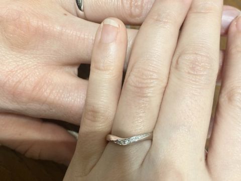 【TRECENTI(トレセンテ)の口コミ】 V字タイプで、ダイヤが右に流れるようにあしらってある指輪です。エレガン…