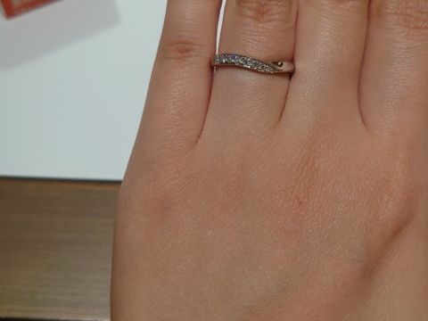 【ラザール ダイヤモンド(LAZARE DIAMOND)の口コミ】 しっかりした作りの指輪なのでゴツめ指輪でも似合いそう。細い指でもちょ…