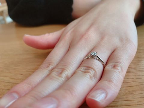 【銀座ダイヤモンドシライシの口コミ】 もっとシンプルなものと迷っていましたが、上からはもちろん、横から見た…