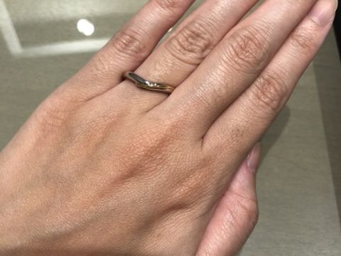 【アイプリモ(I-PRIMO)の口コミ】 プラチナとゴールドのコンビネーションのデザインです。ウェーブ型なので…