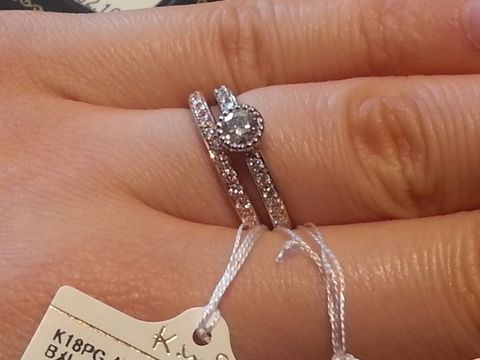 【ケイウノ ブライダル(K.UNO BRIDAL)の口コミ】 中央のダイヤを強調するデザインでサイドのメレダイヤがさらに輝きを加え…