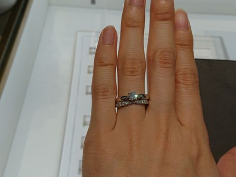 【ティファニー(Tiffany & Co.)の口コミ】 プラチナ素材、ダイヤがハーフエタニティでキラキラしています。リボンの…