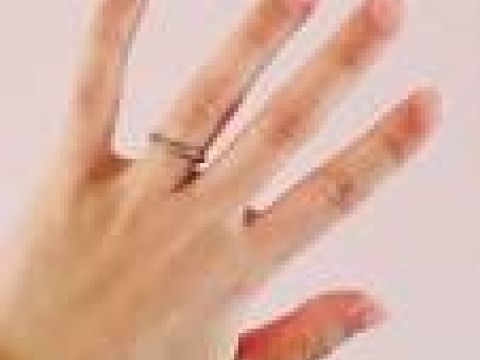 【4℃ BRIDAL(ヨンドシーブライダル)の口コミ】 細身であること、ダイヤモンドがついていることという条件で探しました。…