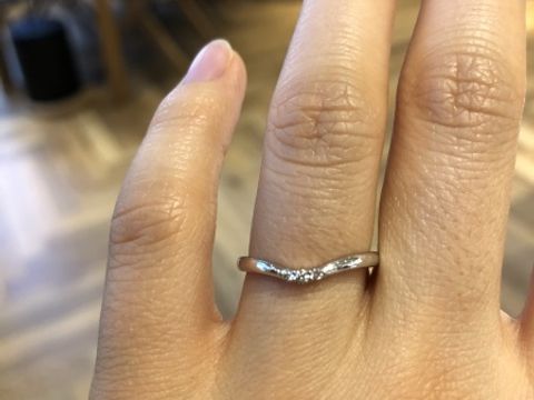 【LOVE NOTESの口コミ】 かなり細身のため、指輪をつけてる感が苦手な方にはおすすめです。
中央に…