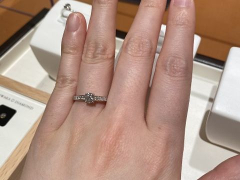 【俄(にわか)の口コミ】 まず俄さんの指輪で驚いたのはどの指輪も指通りが滑らかで指輪をしていて…